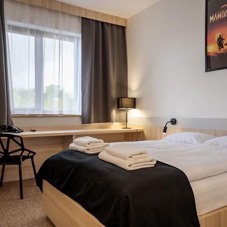 Hotel Dworski Galaktyczny Park Warzymice Esterno foto