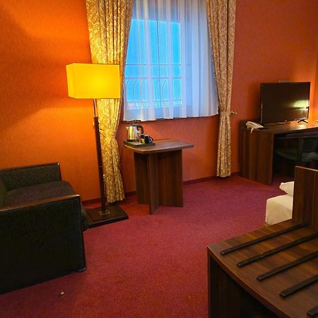 Hotel Dworski Galaktyczny Park Warzymice Esterno foto