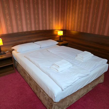 Hotel Dworski Galaktyczny Park Warzymice Esterno foto