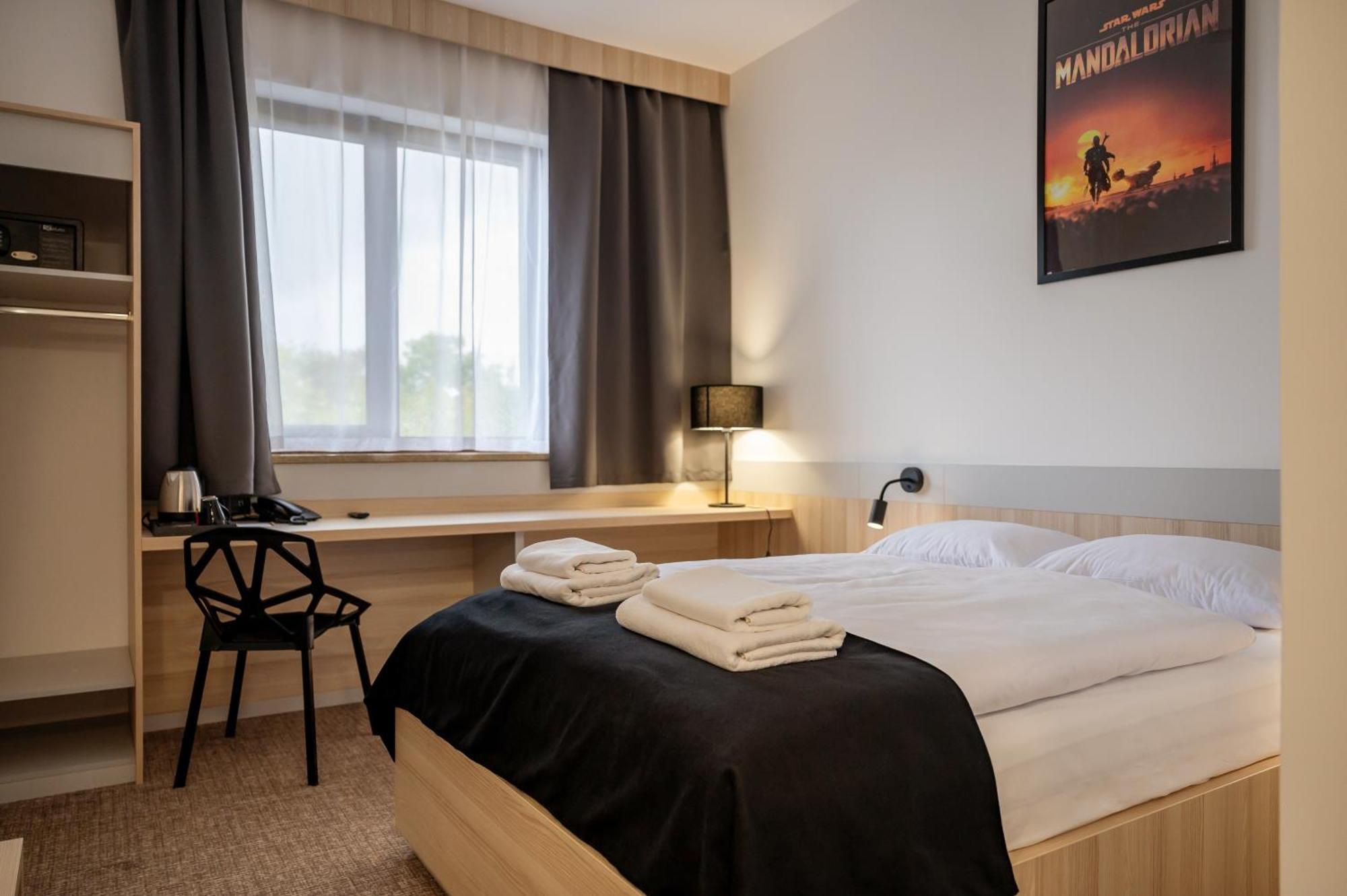 Hotel Dworski Galaktyczny Park Warzymice Esterno foto