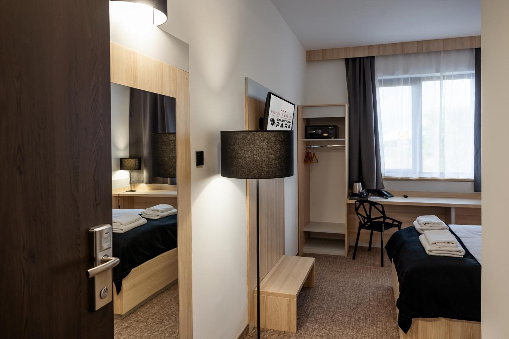 Hotel Dworski Galaktyczny Park Warzymice Esterno foto