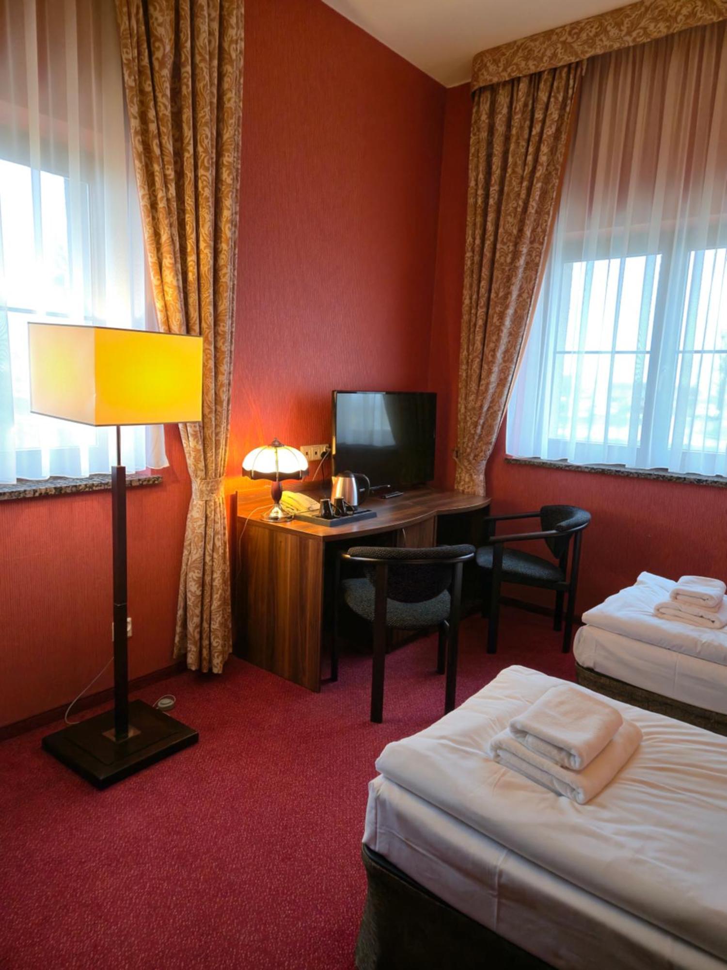 Hotel Dworski Galaktyczny Park Warzymice Esterno foto