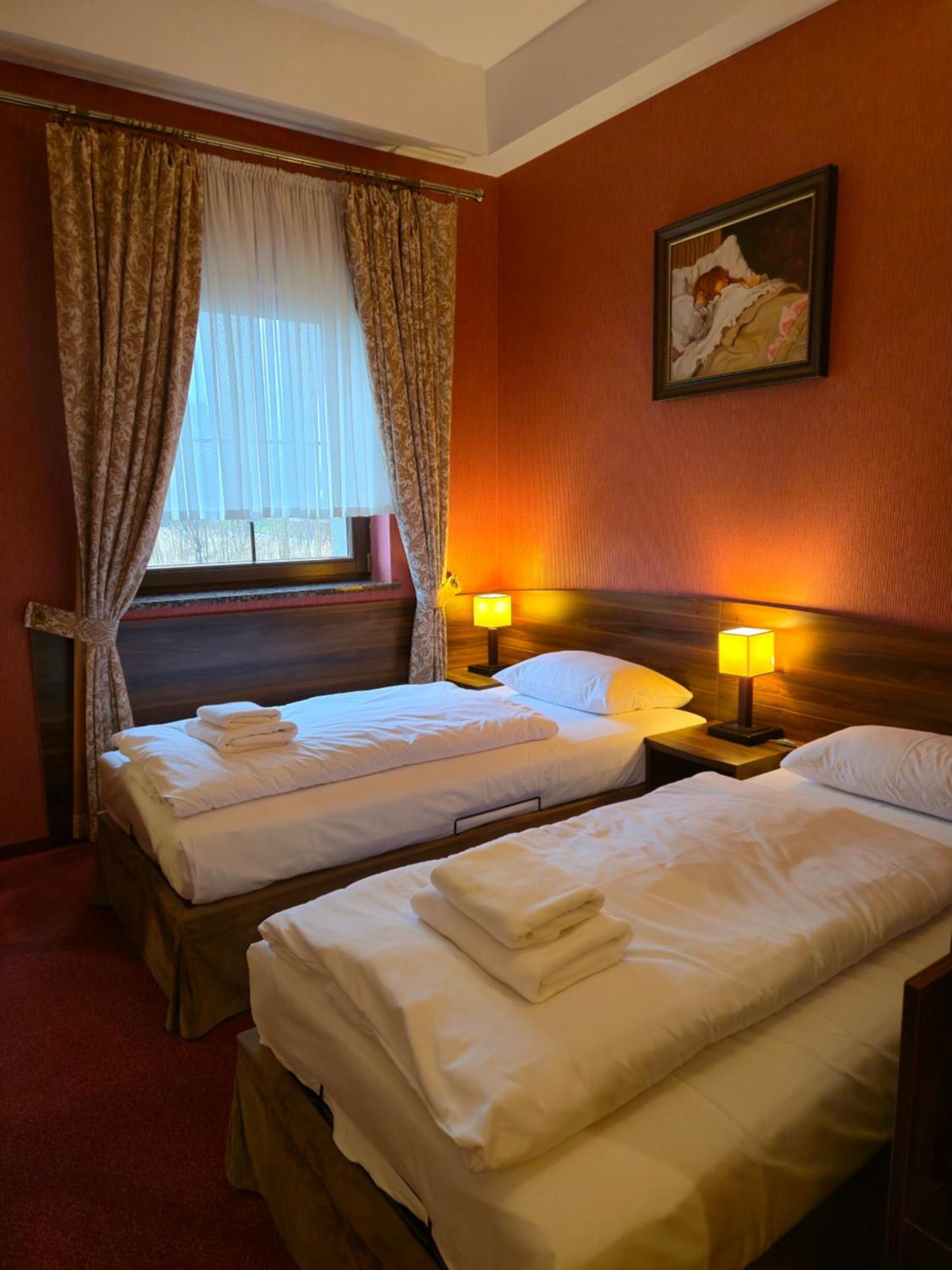 Hotel Dworski Galaktyczny Park Warzymice Esterno foto