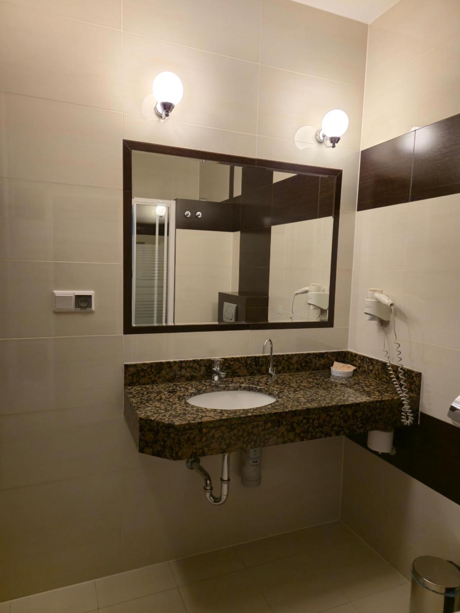Hotel Dworski Galaktyczny Park Warzymice Esterno foto