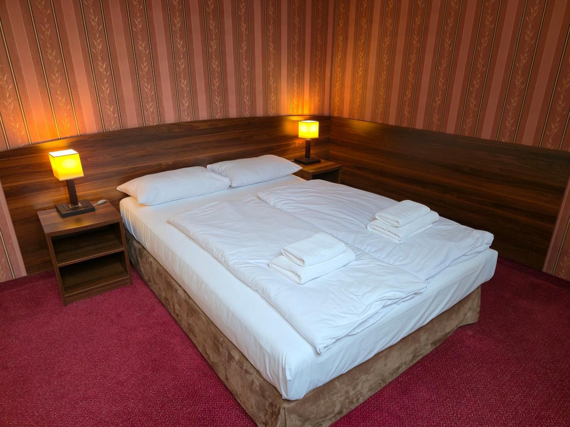 Hotel Dworski Galaktyczny Park Warzymice Esterno foto