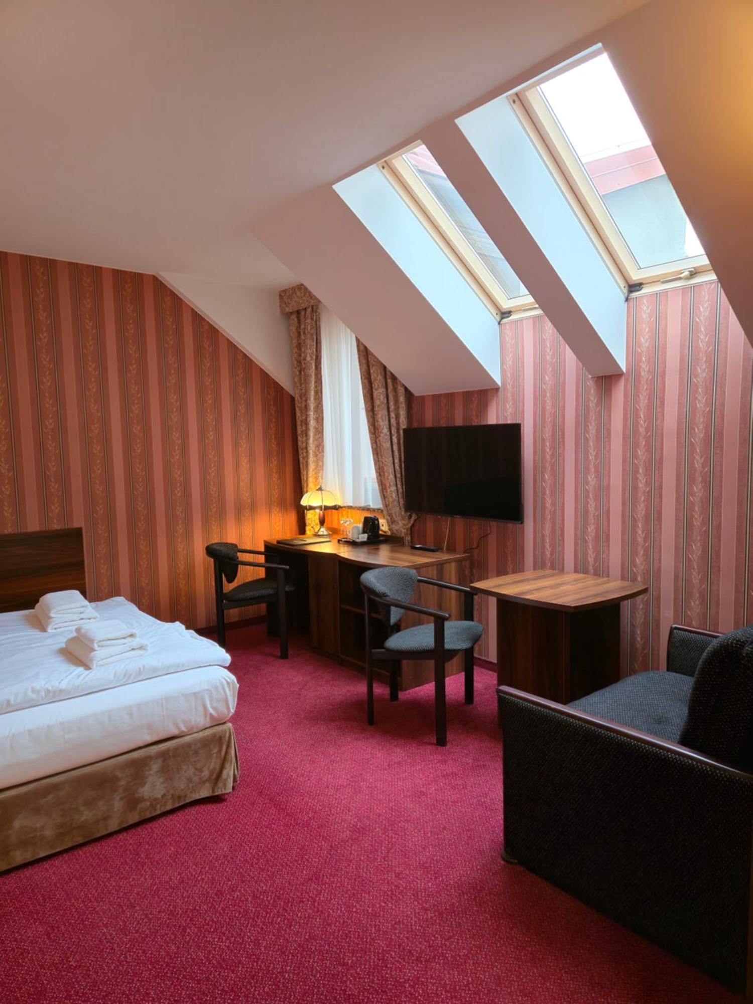 Hotel Dworski Galaktyczny Park Warzymice Esterno foto