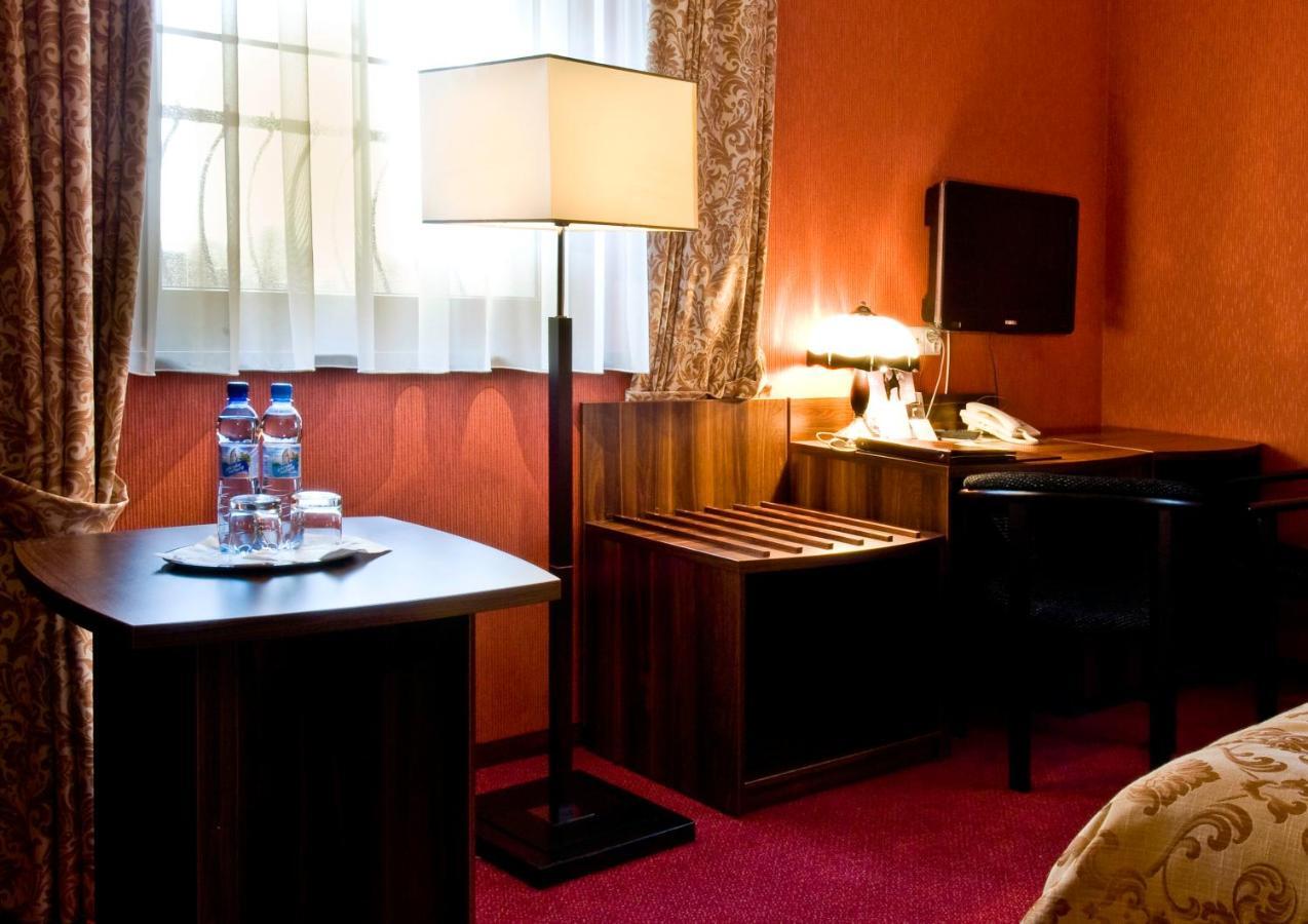 Hotel Dworski Galaktyczny Park Warzymice Camera foto